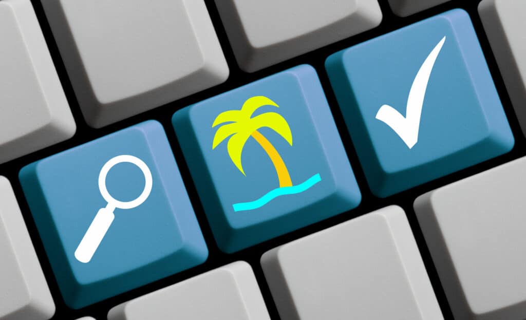 Computertastatur mit 3 blau gefärbten Tasten mit den Symbolen Lupe, eine bunte Palme und ein Häkchen.