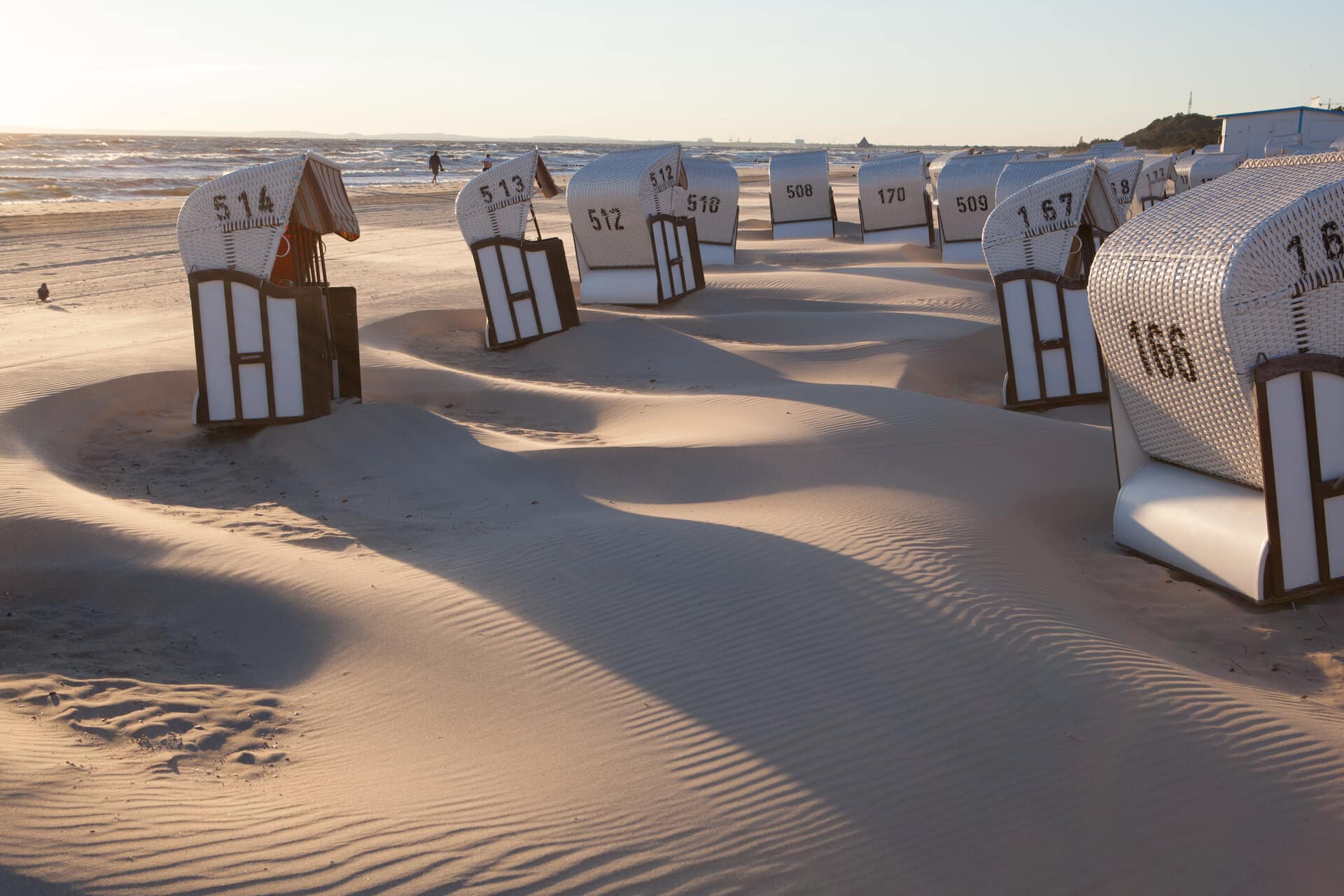 leer Strandkörbe im Sanc bei Sonnenuntergang