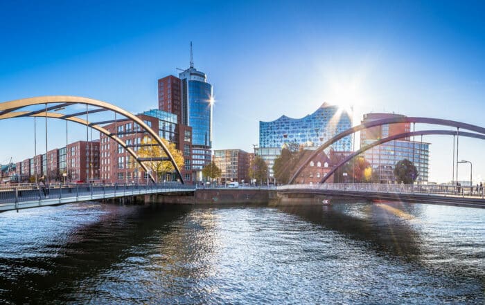 Panorama in Hamburg mit Elbphilharmonie und Brücken