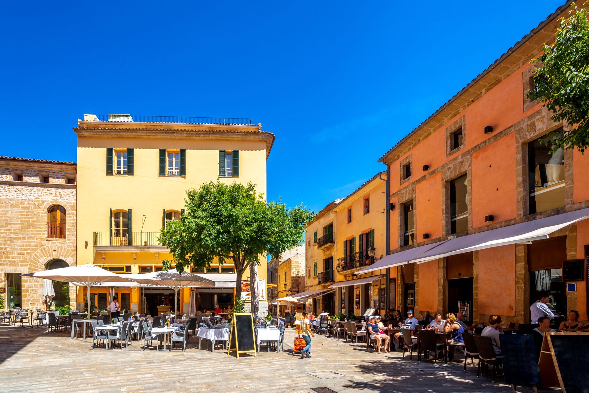 Sonniger Platz mit Restaurants in der Altstadt von Alcudia