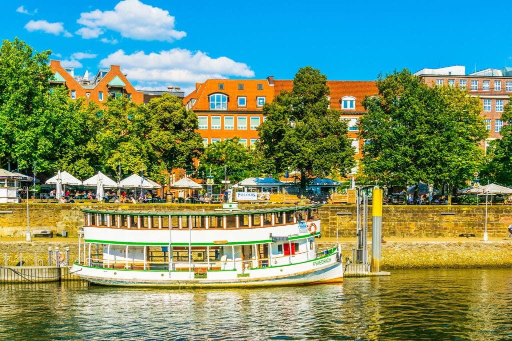 Biergarten am Weserufer in Bremen
