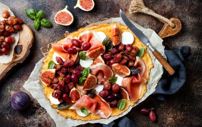 Gemüsepizza mit feigen, Schinken und Käse