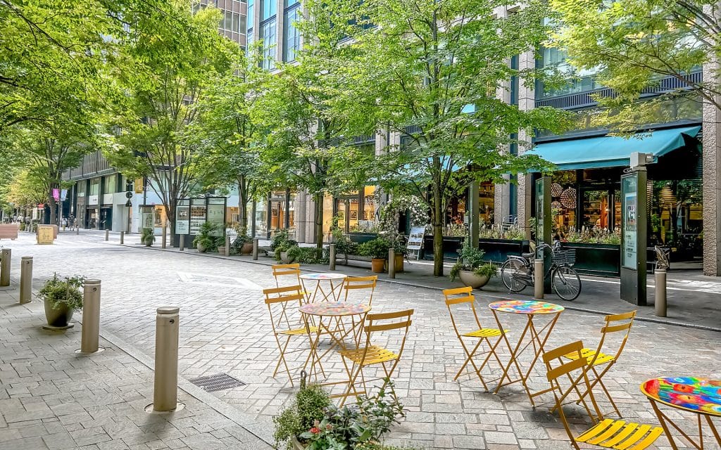 Tokyo Marunouchi Nakadori Straße mit gelben Stühlen zum Ausruhen