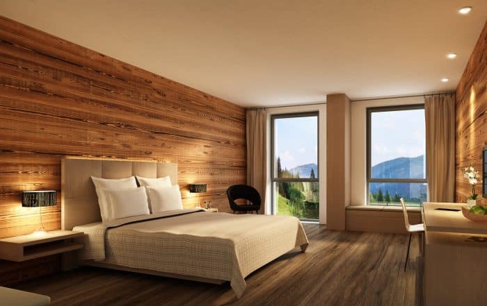 Hotelzimmer mit Holzwand und Holzboden und bodentiefen Fenstern