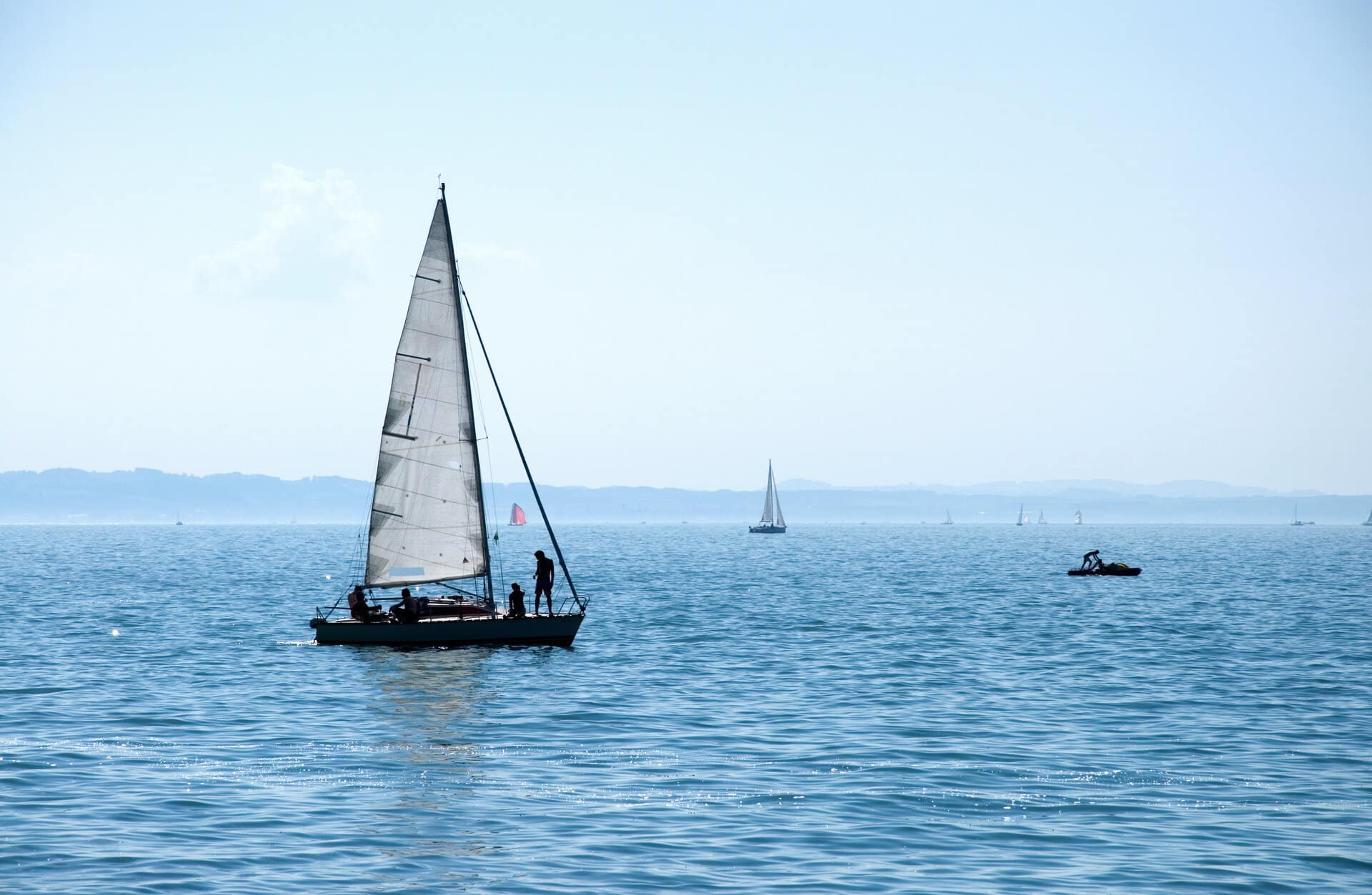 Segelboote auf dem Bodensee im Sommer