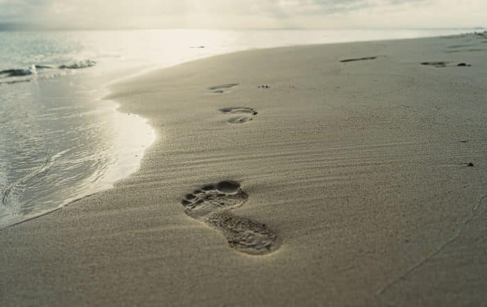 Fußspuren im Sand am Strand im Abendlicht
