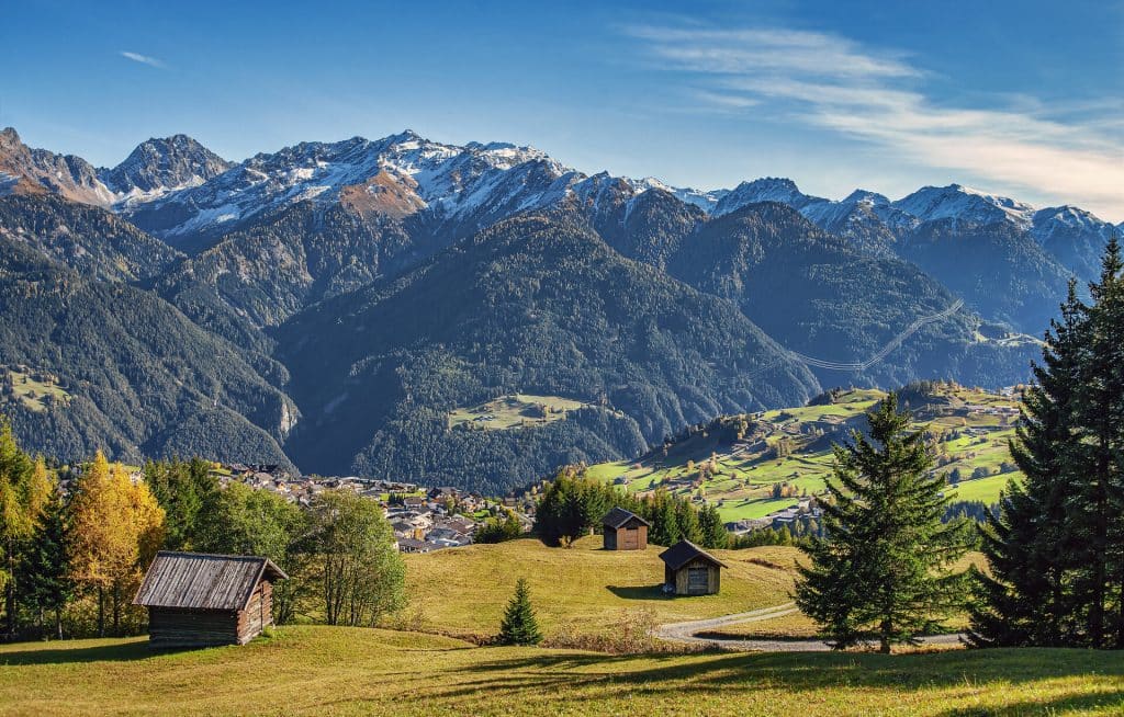 Alpenlandschaft in Tirol an einem sonnigen Herbsttag mit schneebedeckten Gipfeln