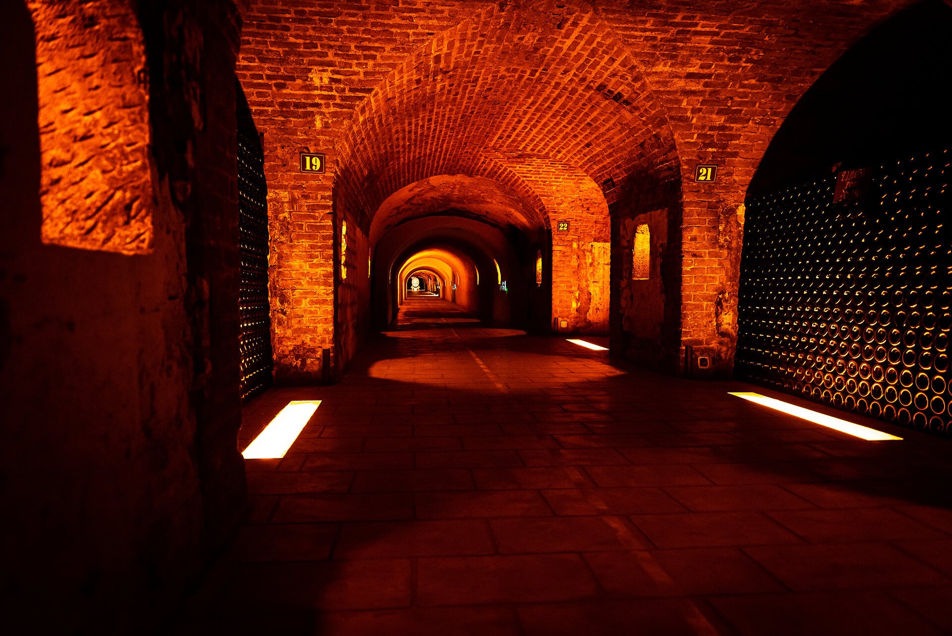 Weinkeller Großer Gewölbekeller mit Champagnerflaschen in Regalen in der Champagne
