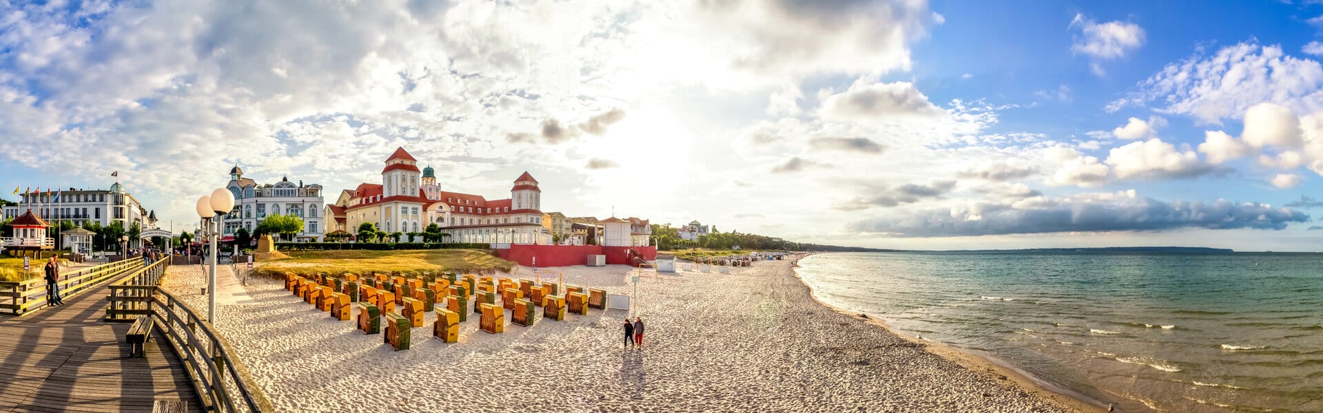 Panoramafoto von Seebad Binz auf Rügen mit Strand im Abendlicht