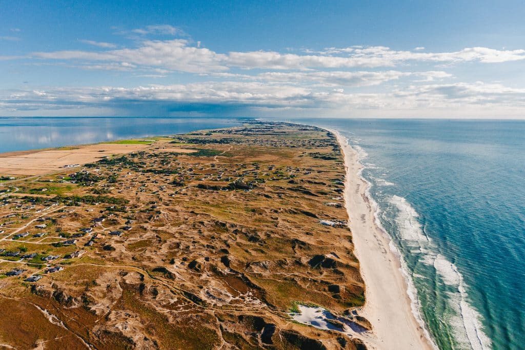 Luftbild von der wunderschönen Küste von Hvide Sande in Dänemark