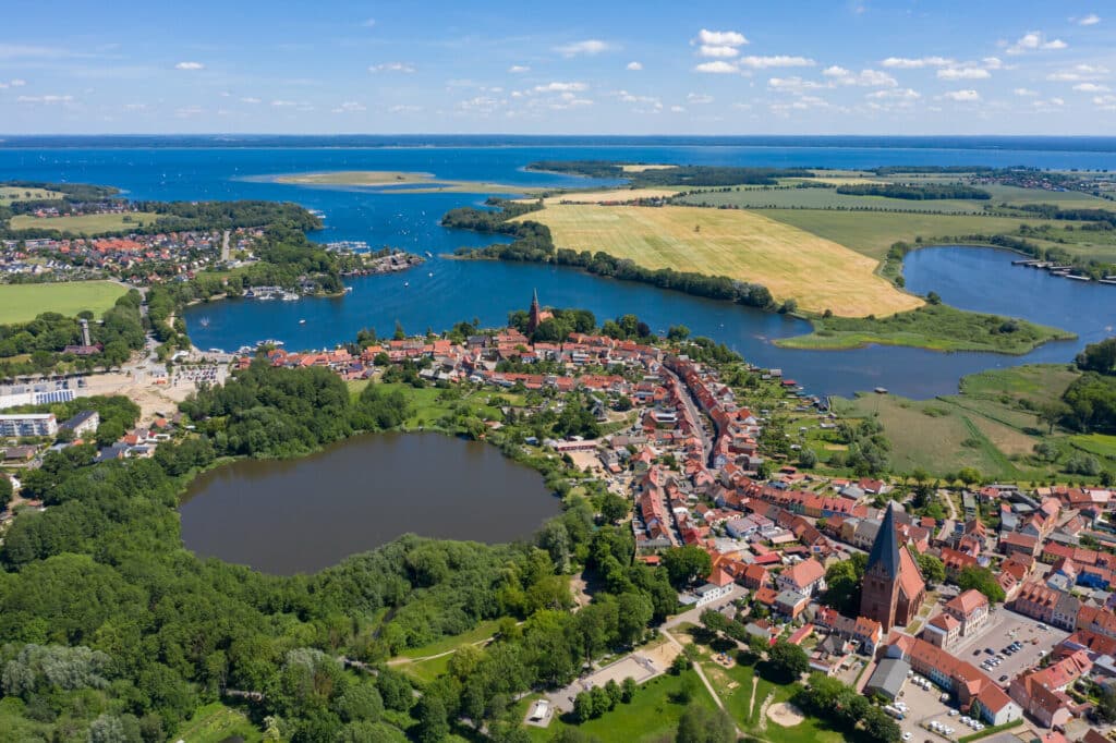 Luftaufnahme von Röbel an der Müritz im Sommer