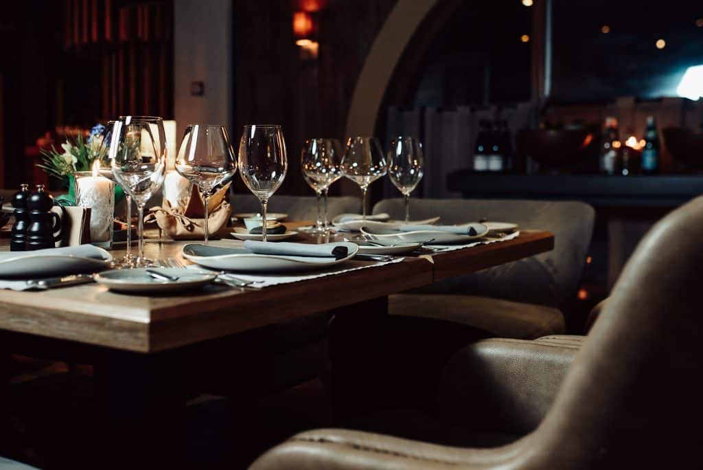 Wo Komfort beginnt: Aus diesen Gründen bleiben Gäste wirklich gerne im Restaurant sitzen