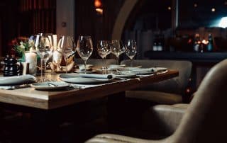 Schön eingedeckter Tisch mit komfortablen Sesseln in einem Restaurant