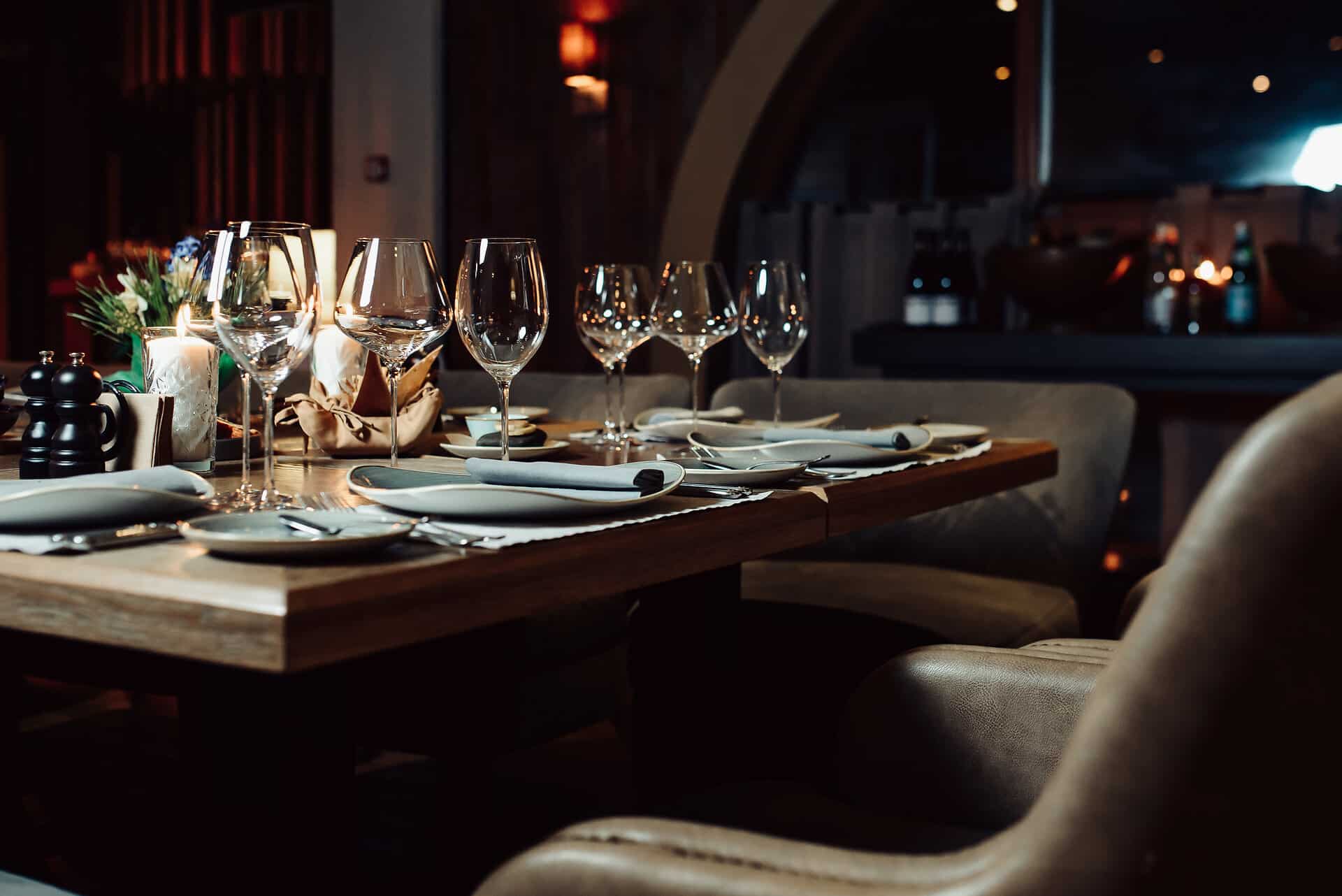 Schön eingedeckter Tisch mit komfortablen Sesseln in einem Restaurant