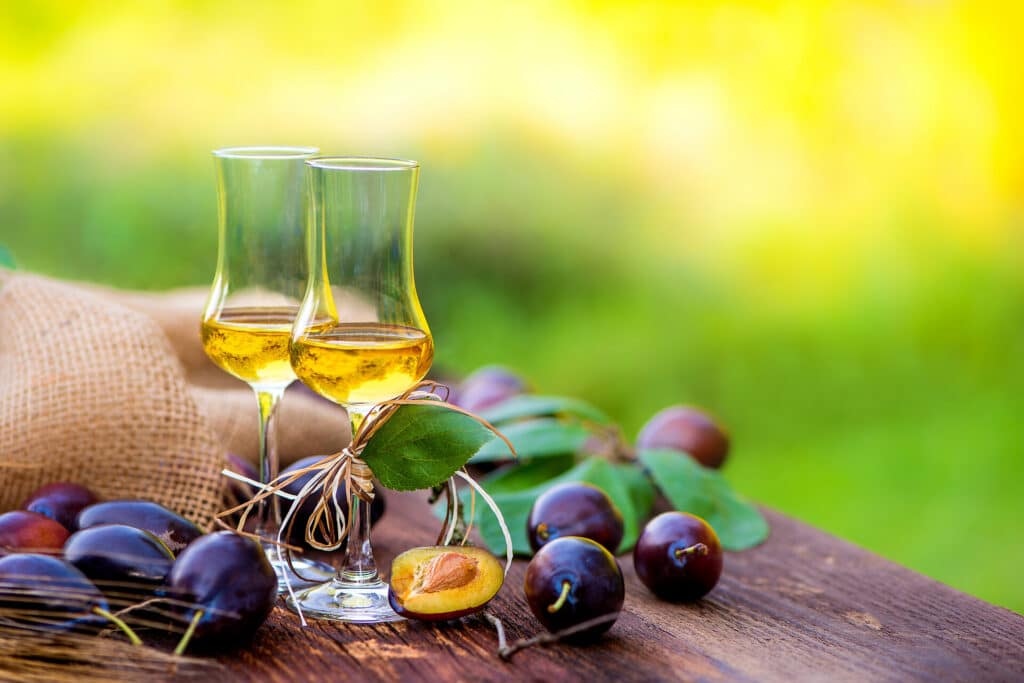 Genussvoller Überblick: Was Schnaps, Obstbrand, Likör und mehr ausmacht