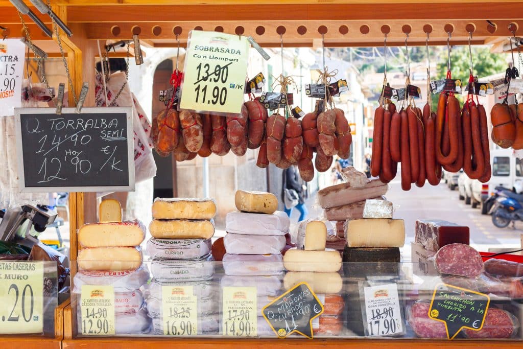Marktstand mit Wurst und Käsespezialitäten auf Mallorca