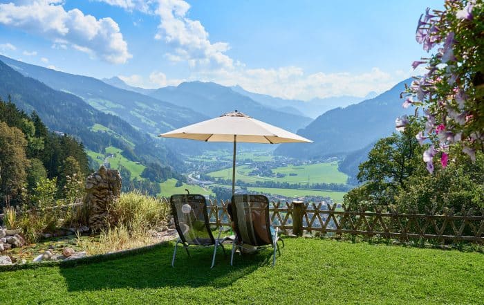Lounge Chairs and Parasol with stunning view over Valley of Zillertal in Tirol in Austria Heruntergeladen Lounge Chairs and Parasol with stunning view over Valley of Zillertal in Tirol in Austria