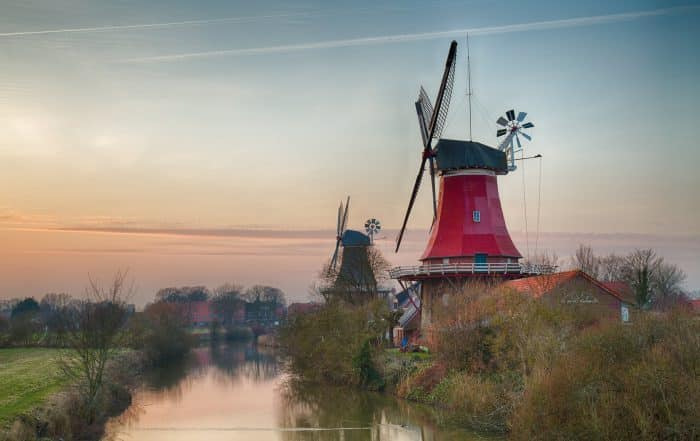 Greetsiel Zwillingsmühlen Mühle im Sonnenuntergang an einem Winterabend