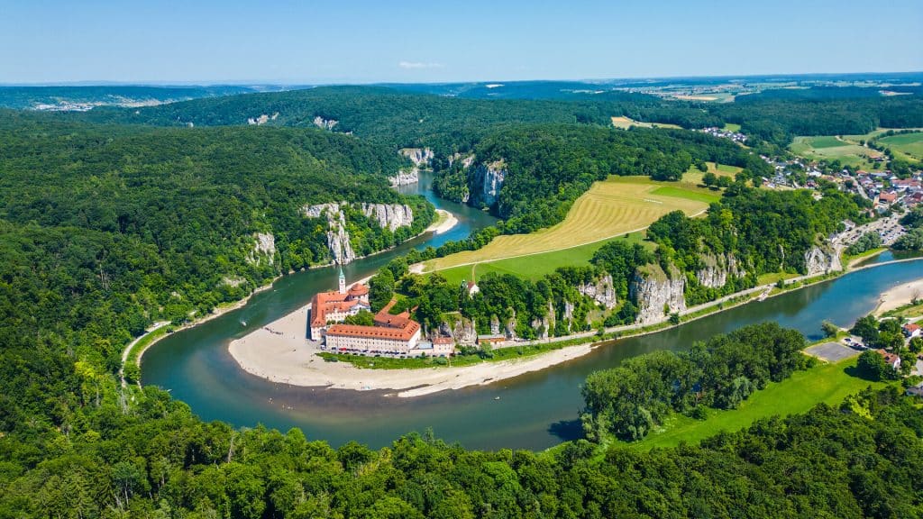 Luftbild vom Kloster Weltenburg an der Donauschlaufe bei Kelheim