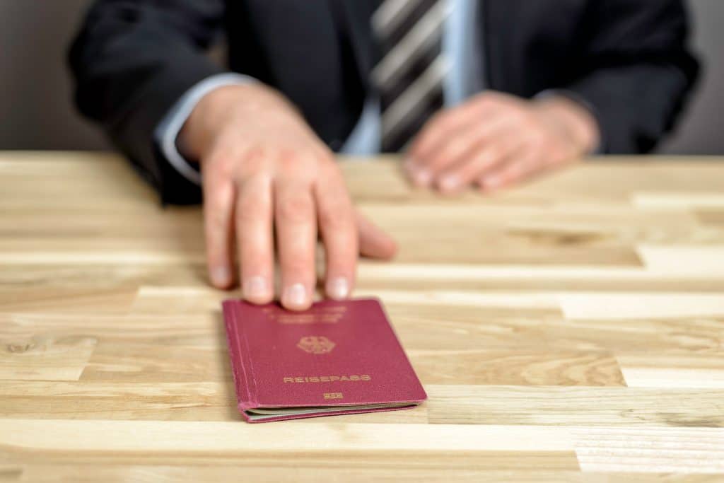 Deutscher Reisepass auf einem Holztisch bei der Passkontrolle