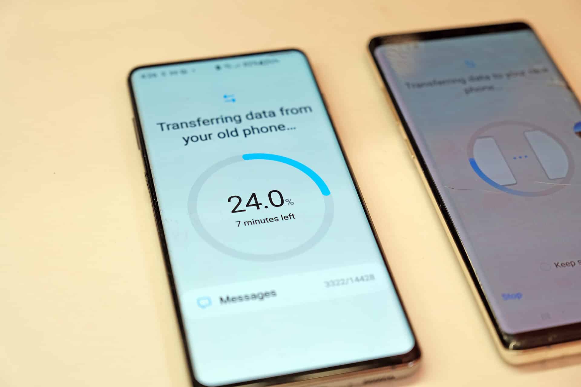 2 Mobiltelefone leigen nebeneinander. Daten werden von einem auf das andere übertragen. Die Anzeige zeigt 24% an.