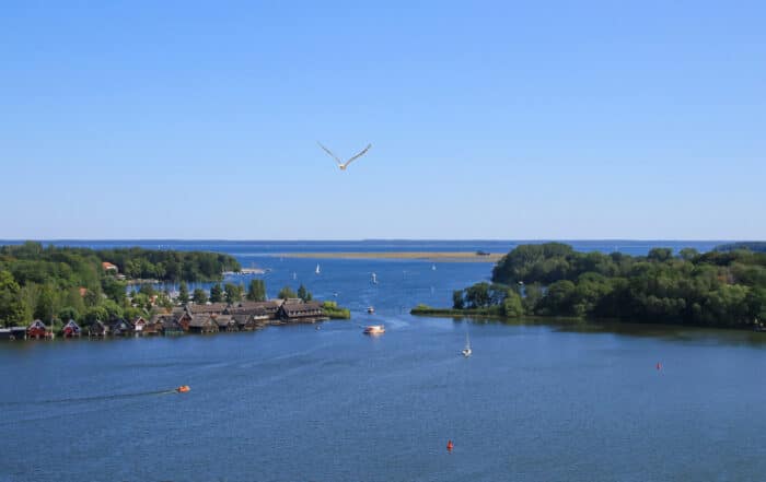 Blick auf die blauen Gewässer der Müritz an einem wolkenlosen Sommertag