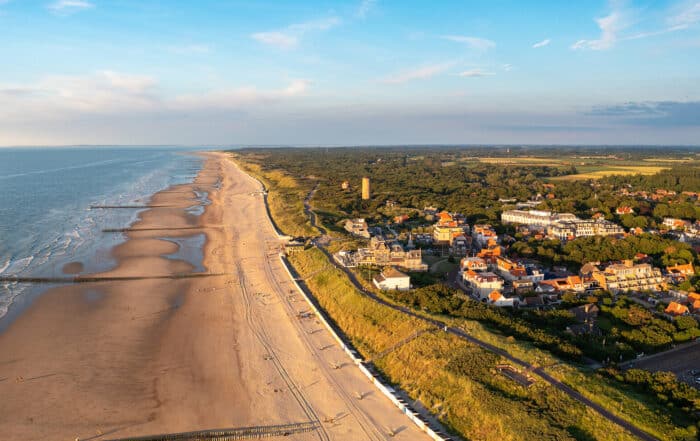 Luftbild langer Sandstrand bei Domburg in Holland