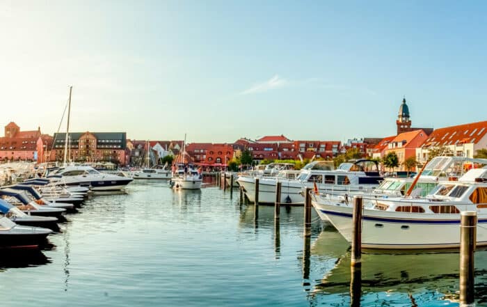 Blick auf den Hafen von Waren an der Müritz im Sommer