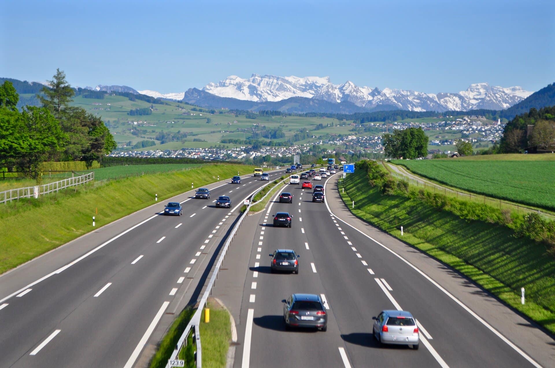 Autobahn A3 von Zürich nach Chur - mit fahrenden Autos - im Hintergrund Schweizer Berge im Schnee, Schweiz