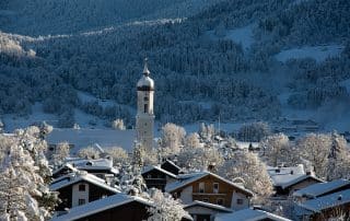 Verschneiter Ort in Bayern