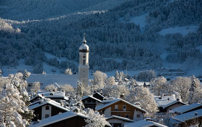 Verschneiter Ort in Bayern