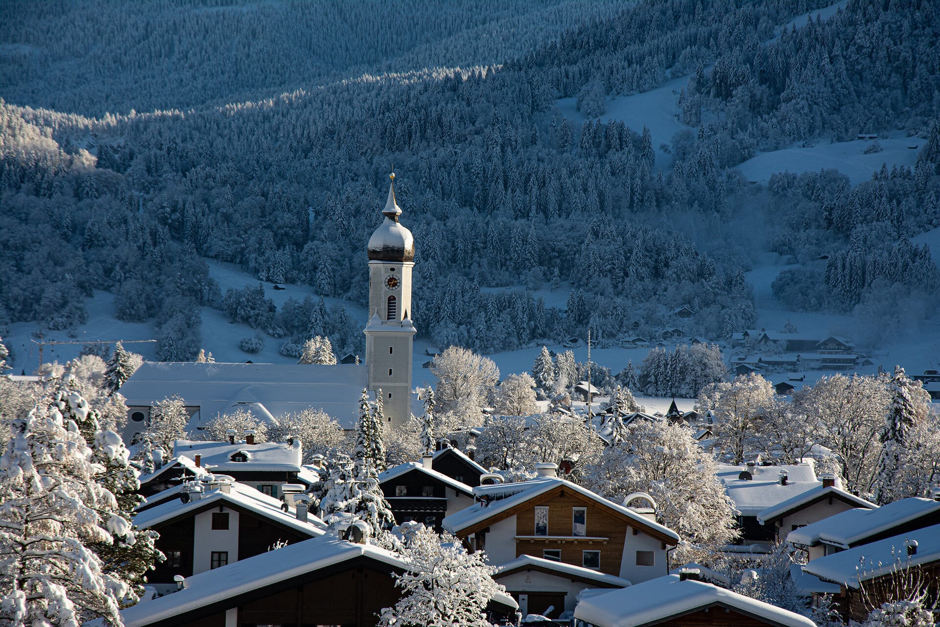 Verschneiter Ort in Bayern