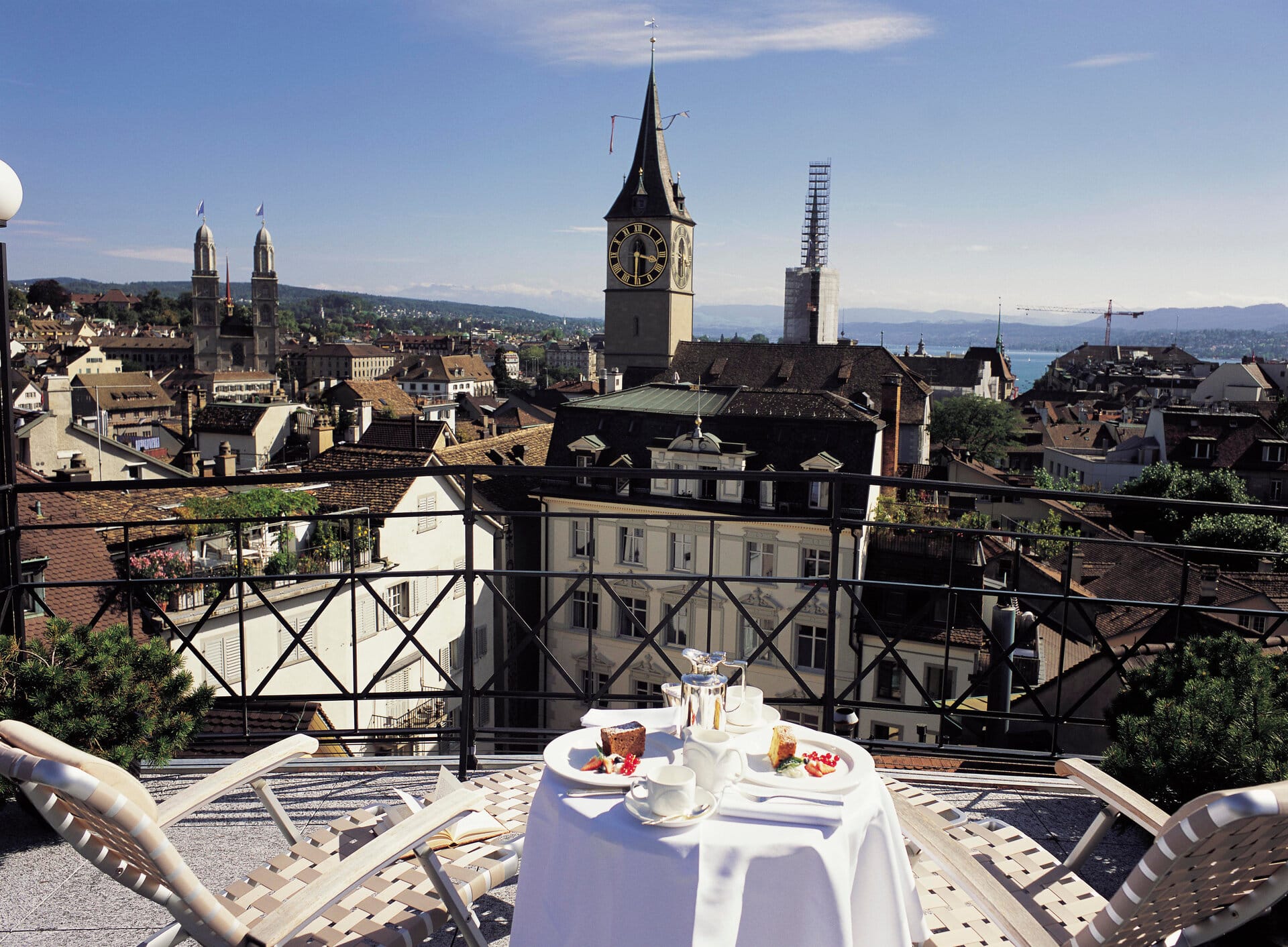 Dachterrasse des Widder Hotels in Zürich mit Blick auf die Stadt und den See