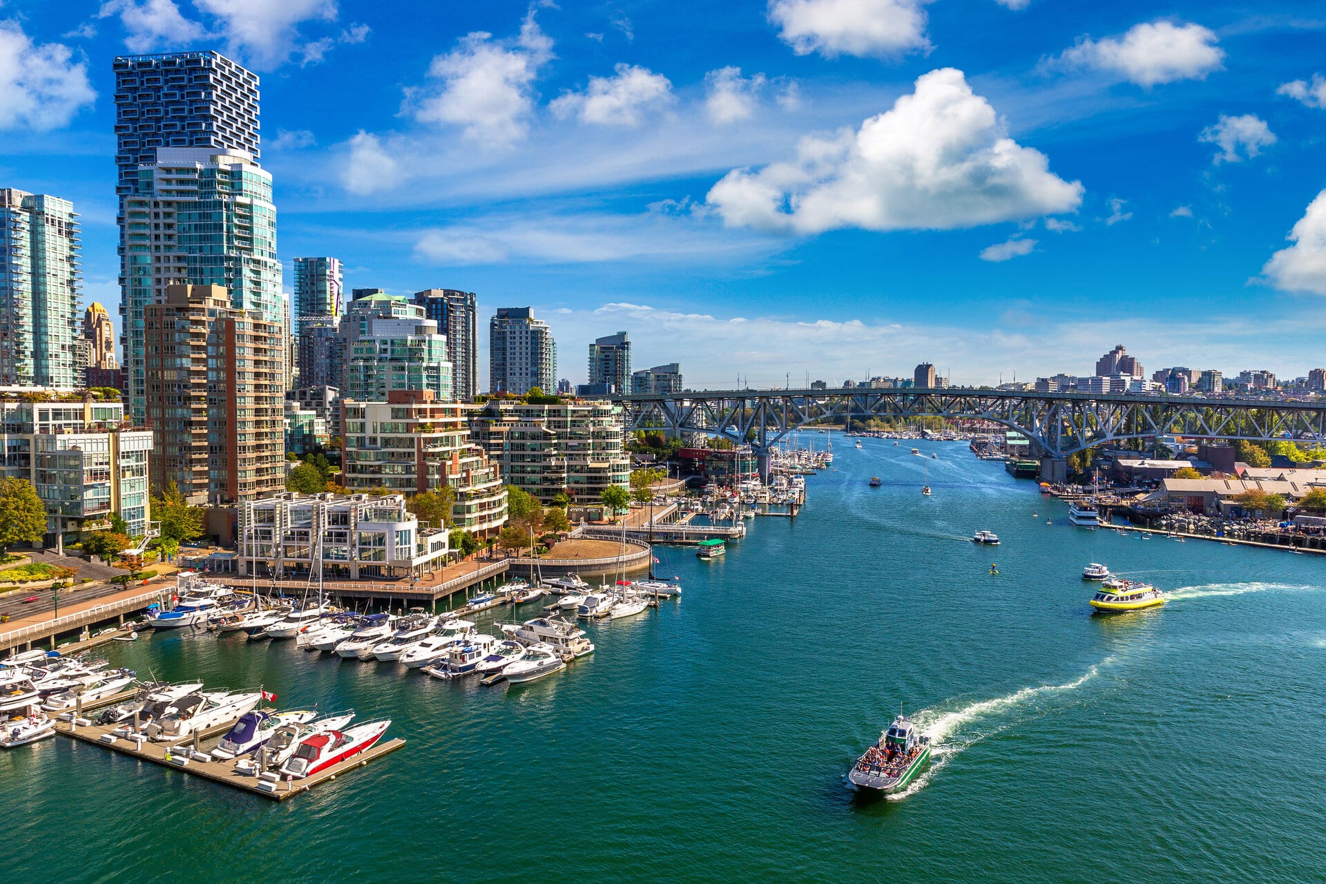 Panoramablick auf Fals Crreek in Vancouver an einem sonnigen Tag.