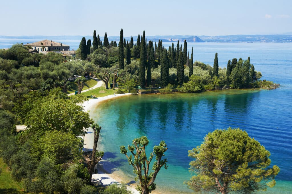 Idyllisches Ufer und Strand am Gardasee in Italien