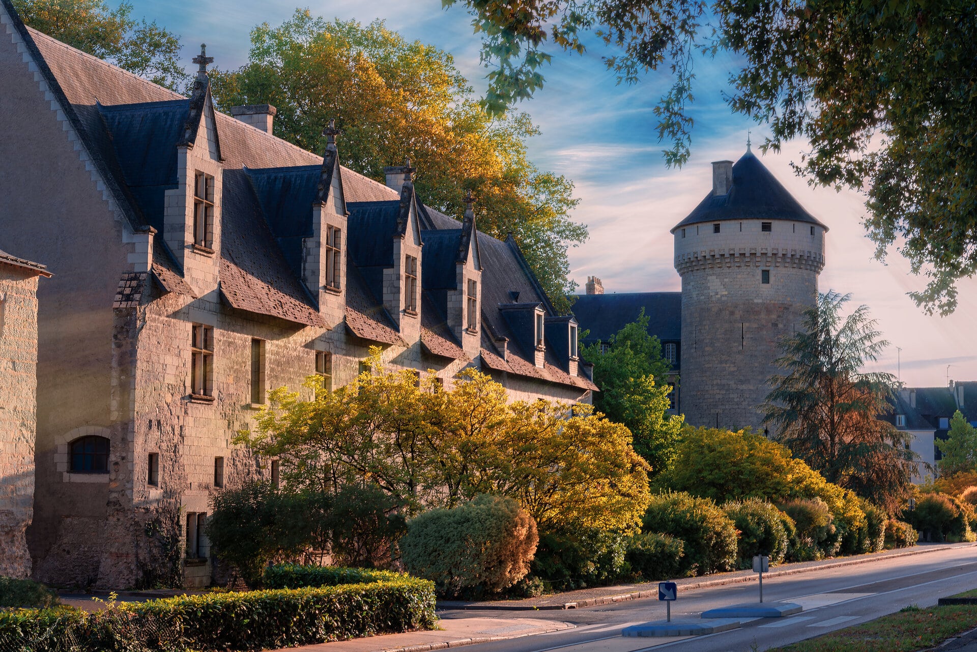 Straße im Herbst in Tours Frankreich mit historischen Gebäuden auf der linken Seite
