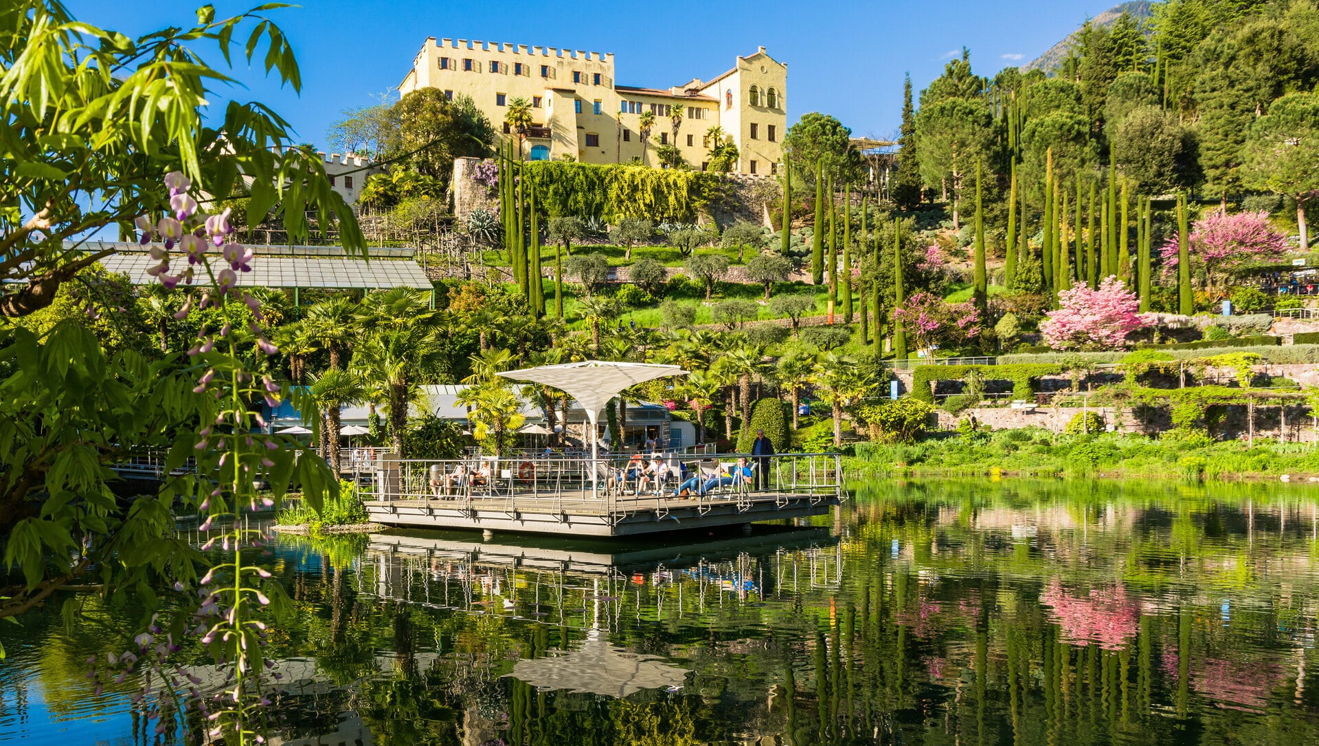 Schloss Ttrauttmansdorf im Sommer mit Botanischem Garten in Meran