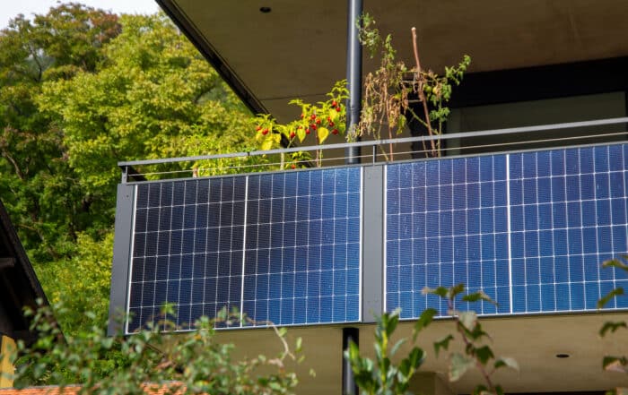 Nahaufnahme von einem Balkonkraftwerk an einem Mehrfamilienhaus