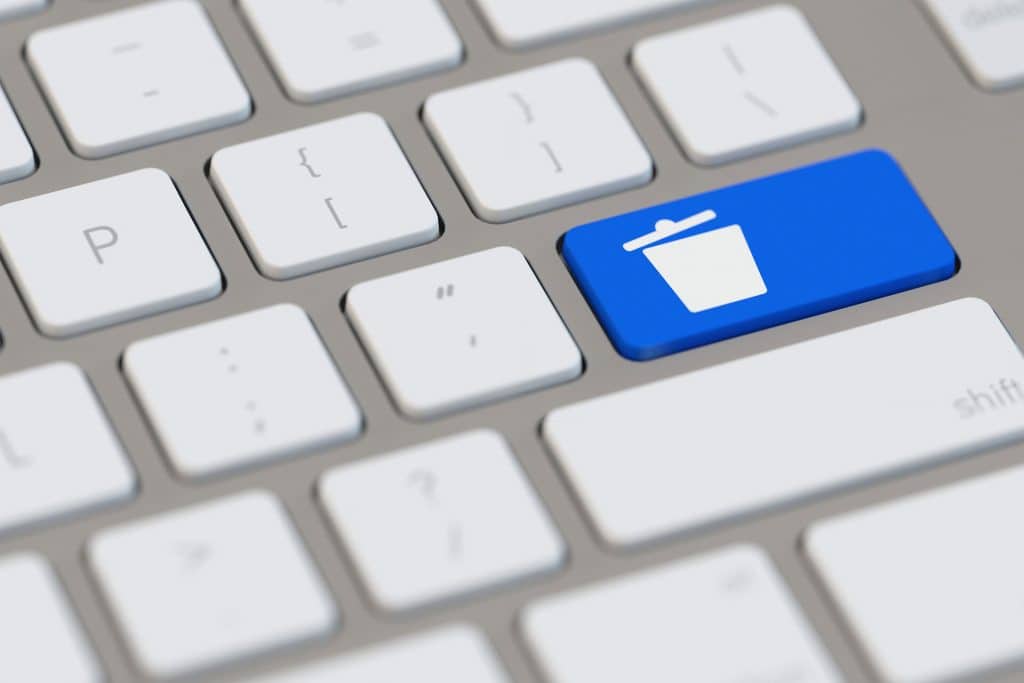 Blaue Papierkorb löschen Taste auf der Tastatur am Computer