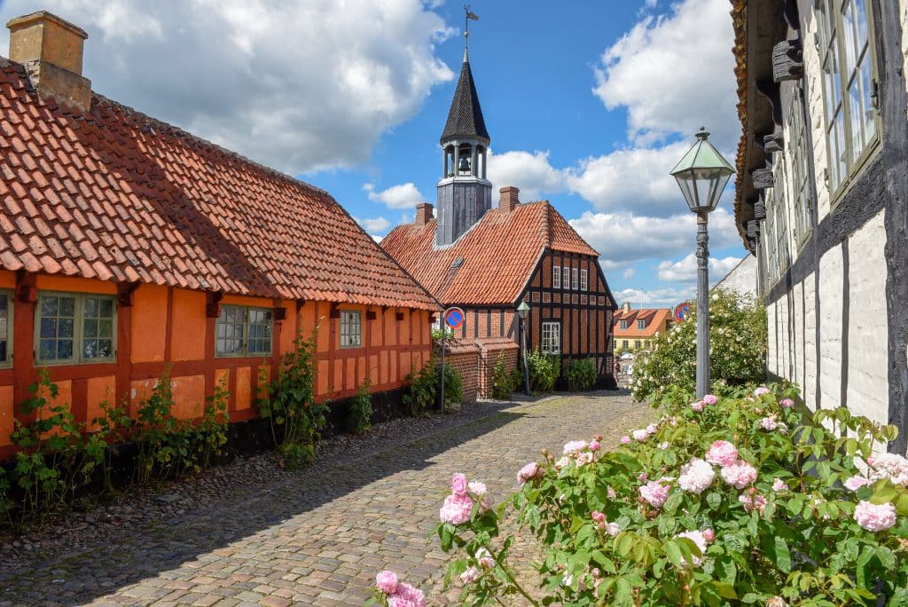gepflasterte Straße im historischen Dorf Ebeltoft auf der Halbinsel Jutland in Denmark