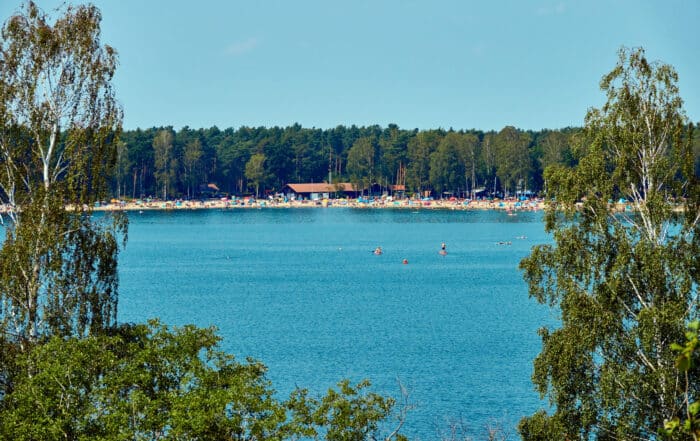 Blick auf das Strandbad am Tankumsee im Sommer