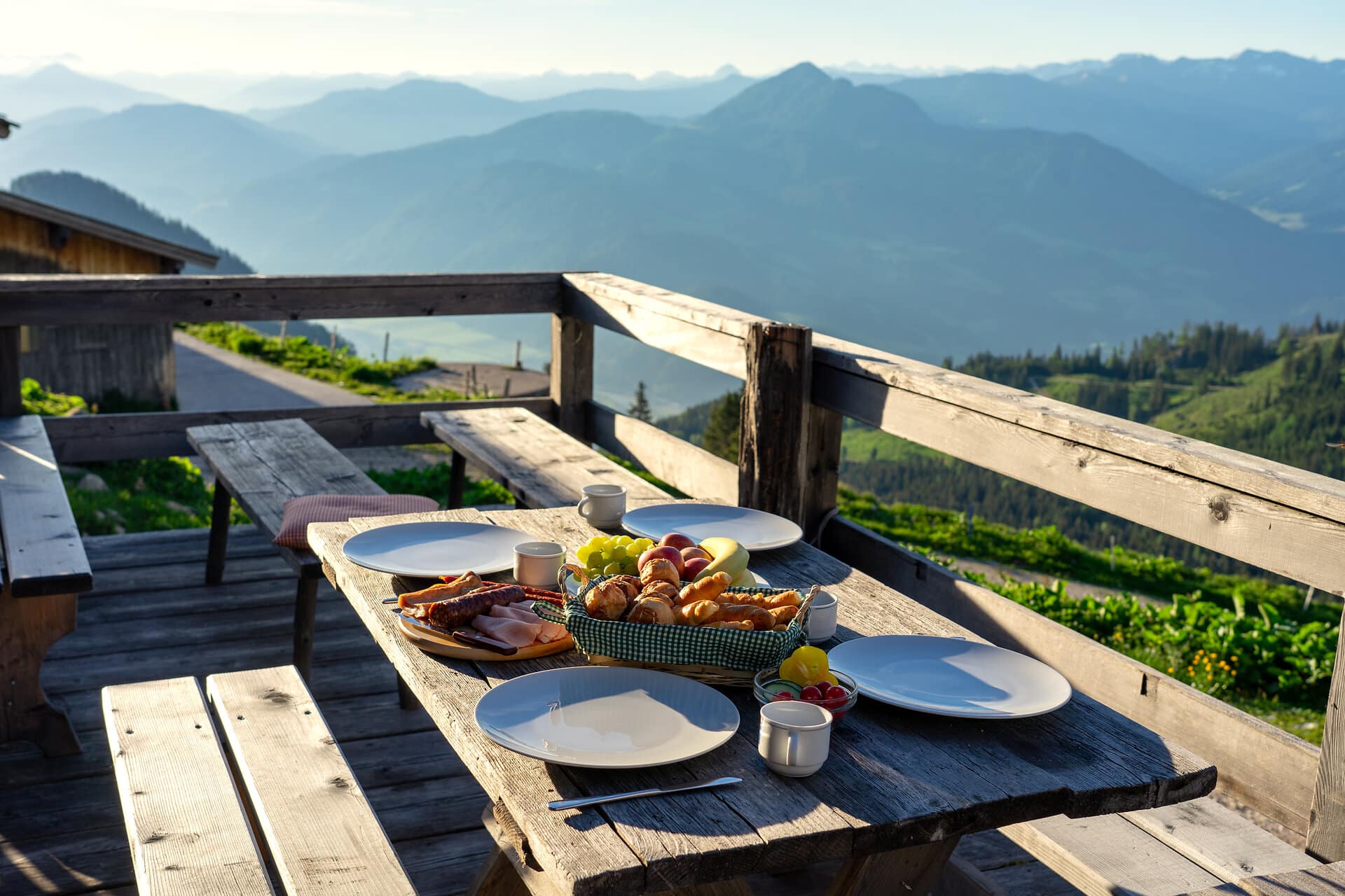 Frühstück auf einer Terrasse mit Ausblick auf einer Hütte in den Bergen