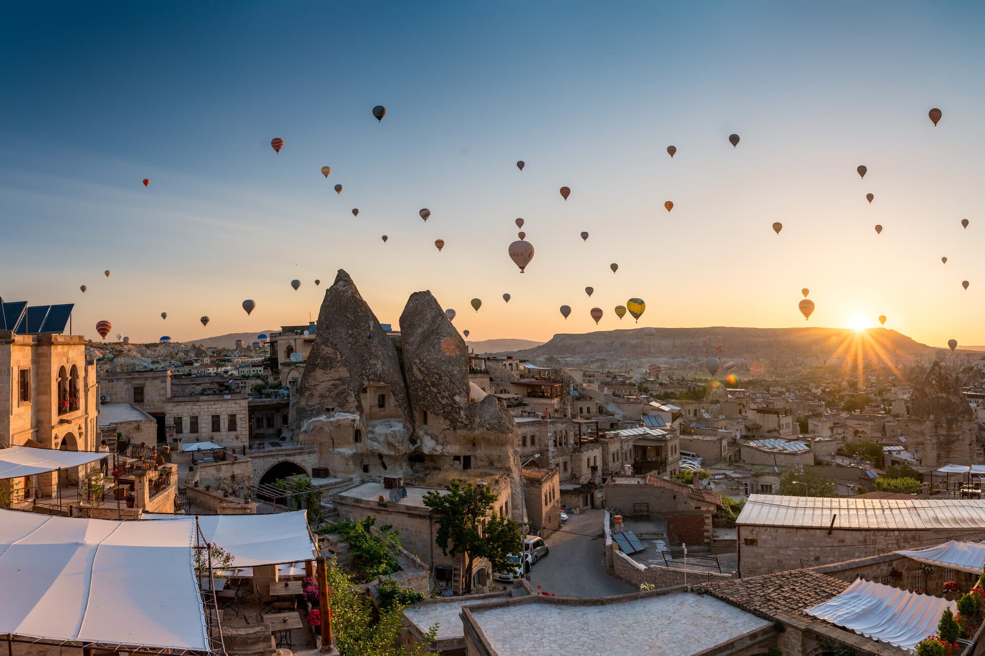 früh morgens in Kappadokien mit unzähligen Heißluftballonen am Himmel