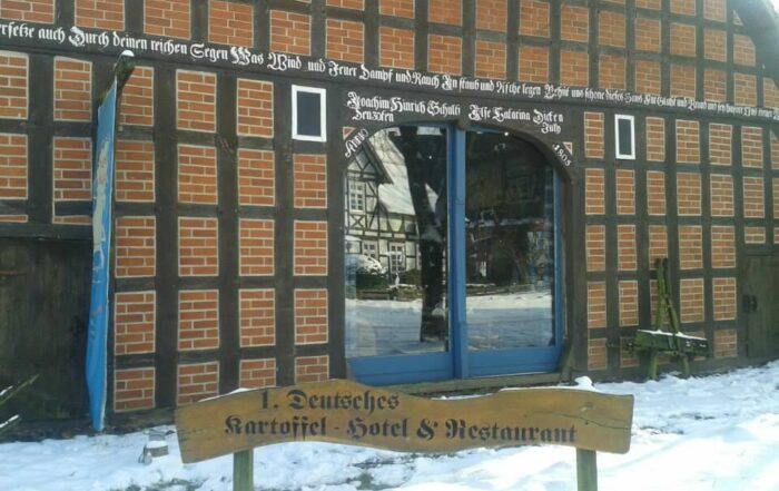 Außenansicht im Winter - Kartoffel-Hotel