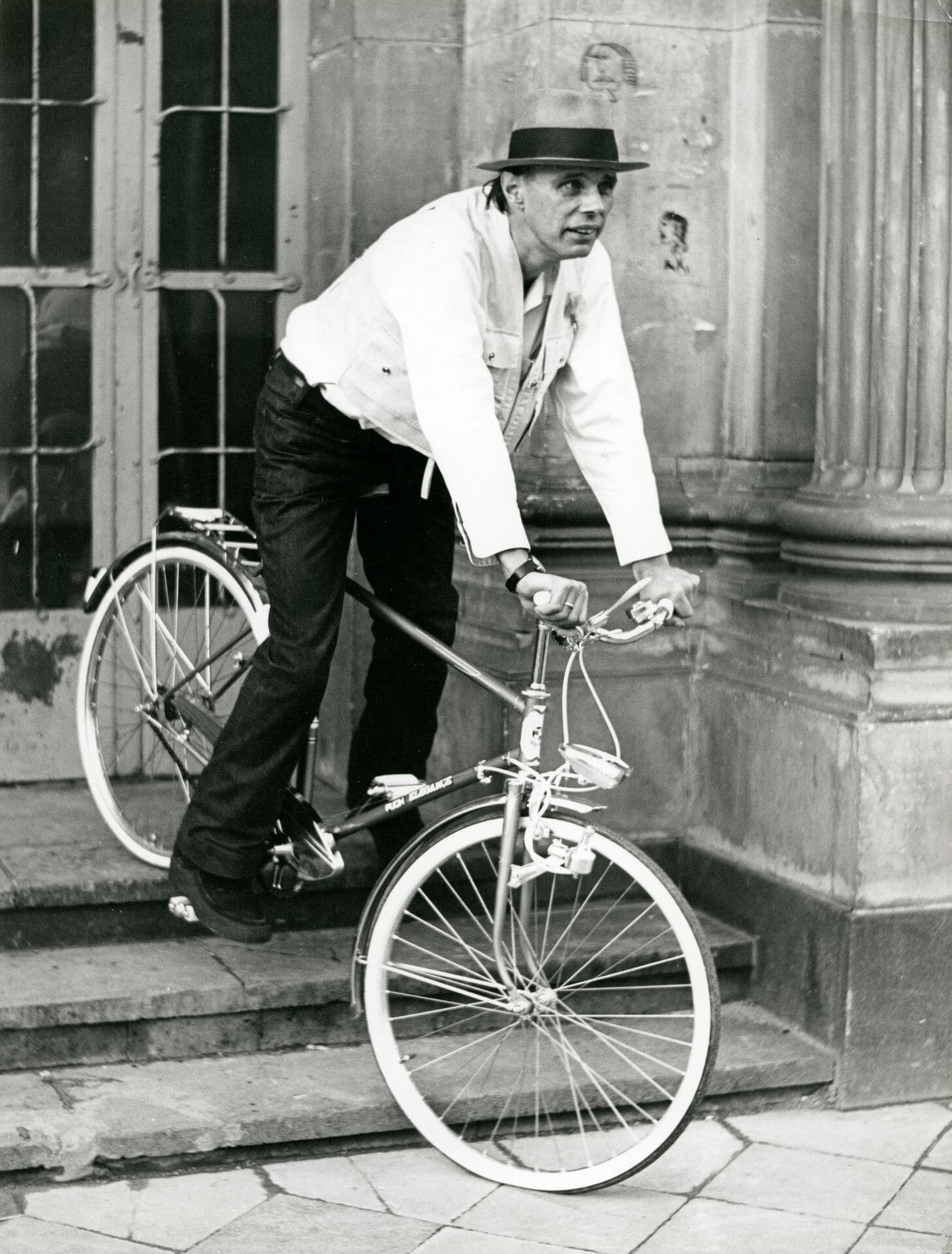 Joseph Beuys auf Fahrrad