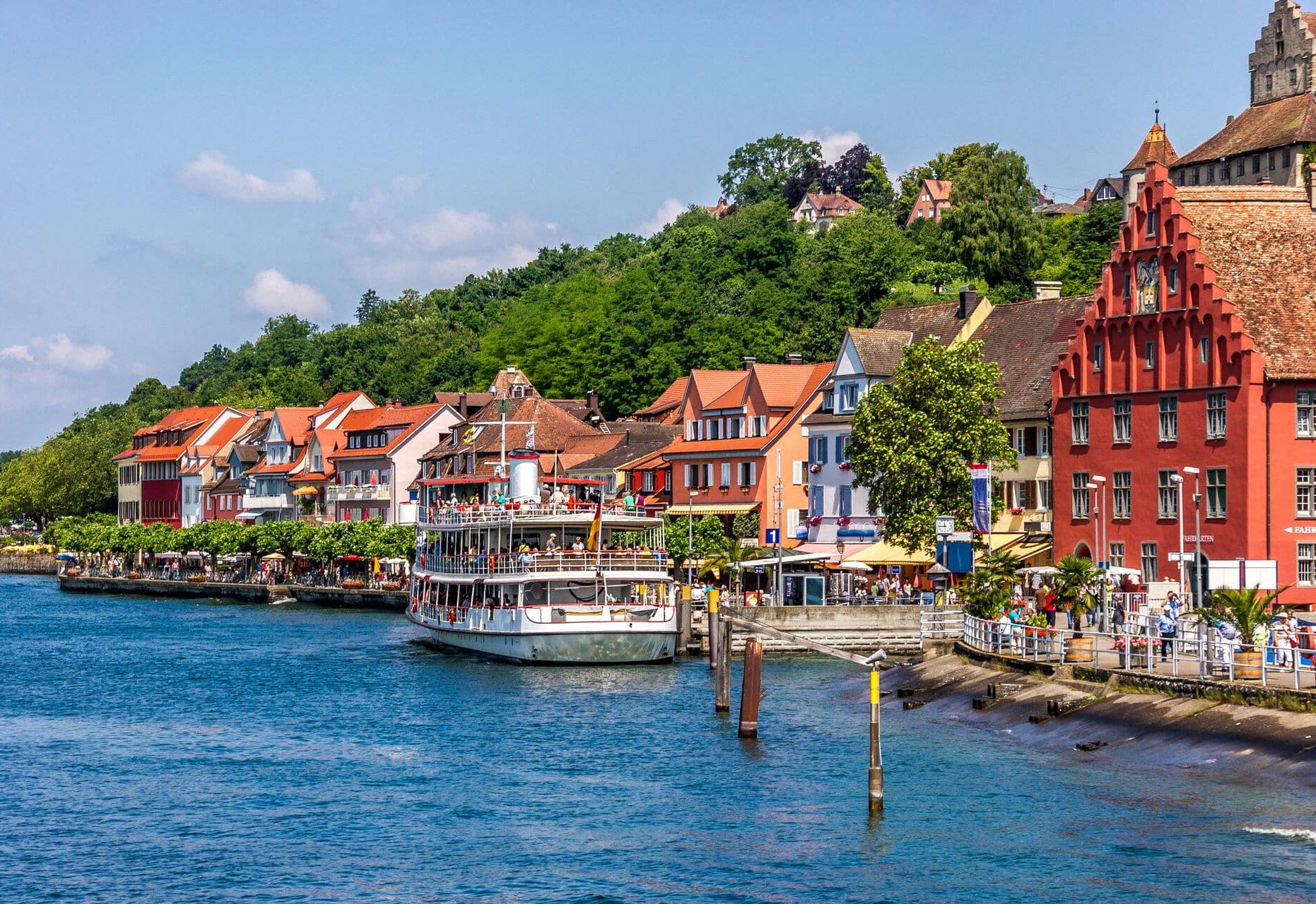 Seepromenade mit Ausflugsschiff in Meersburg