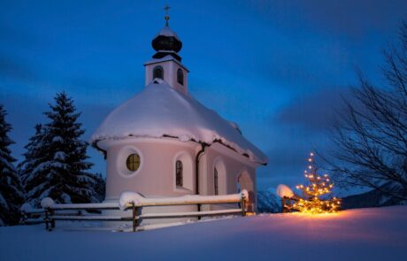 Winterlandschaft am Lautersee um die Kapelle Maria Königin in Mittenwald