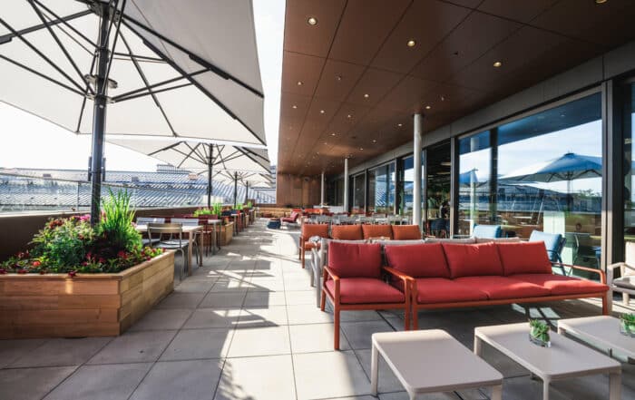 Terrasse Frau im Mond