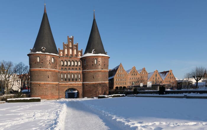Holstentor im Winter - schlechtes Wetter in Lübeck