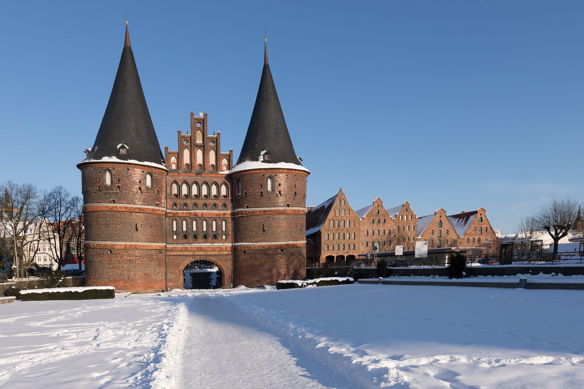 Holstentor im Winter - schlechtes Wetter in Lübeck
